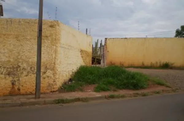 Barracão comercial medindo 645 m², contendo área fechada de 80 m², com 02 pisos.  Piso superior com cozinha, churrasqueira, banheiro e 01 sala; piso inferior com almoxarifado, banheiro e escritório. Escritório com 170 m² contendo 03 salas grandes, 02 sala