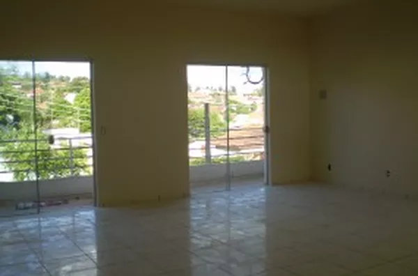 Sala comercial em alvenaria, medindo aproximadamente 43,00 m², contendo 01 wc interno. - Foto 3