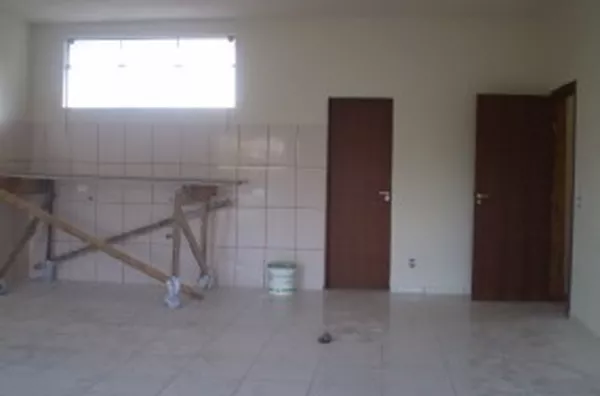 Sala comercial em alvenaria, medindo aproximadamente 43,00 m², contendo 01 wc interno. - Foto 4