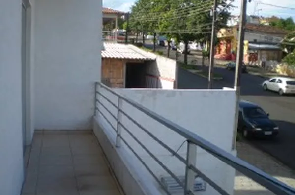 Sala comercial em alvenaria, medindo aproximadamente 43,00 m², contendo 01 wc interno. - Foto 6