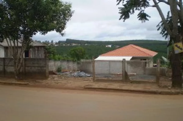 Lote de terreno urbano sem benfeitorias medindo 288 m² (14,40 x 20 m).