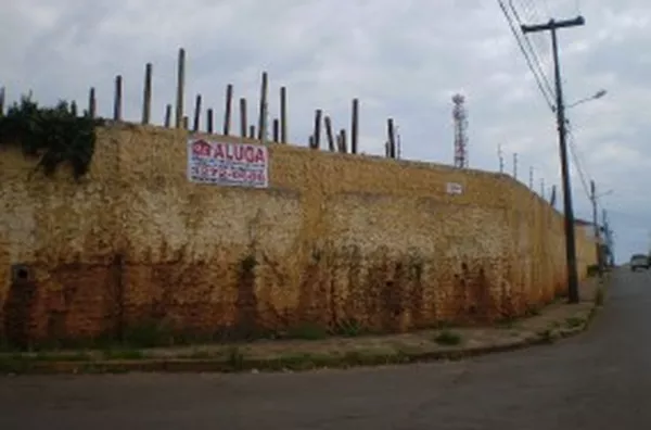 Barracão comercial medindo 645 m², contendo área fechada de 80 m², com 02 pisos.  Piso superior com cozinha, churrasqueira, banheiro e 01 sala; piso inferior com almoxarifado, banheiro e escritório. Escritório com 170 m² contendo 03 salas grandes, 02 sala