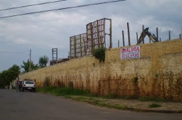 Barracão comercial medindo 645 m², contendo área fechada de 80 m², com 02 pisos.  Piso superior com cozinha, churrasqueira, banheiro e 01 sala; piso inferior com almoxarifado, banheiro e escritório. Escritório com 170 m² contendo 03 salas grandes, 02 sala