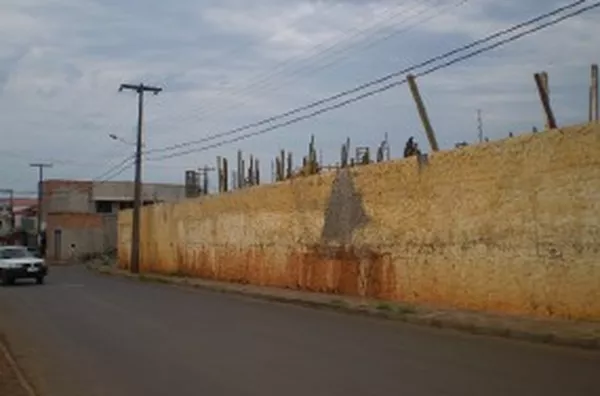 Barracão comercial medindo 645 m², contendo área fechada de 80 m², com 02 pisos.  Piso superior com cozinha, churrasqueira, banheiro e 01 sala; piso inferior com almoxarifado, banheiro e escritório. Escritório com 170 m² contendo 03 salas grandes, 02 sala