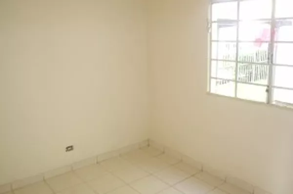 Apartamento em alvenaria, contendo 03 quartos, sala, cozinha c/ azulejo até o teto, wc c/ box em acrilico. (piso em cerâmica). - Foto 3