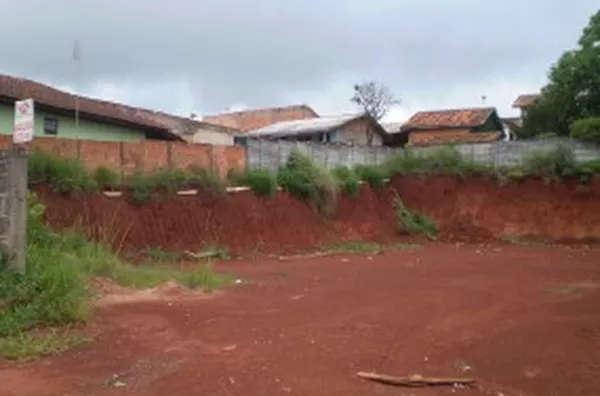 Lote urbano sem benfeitorias, medindo 813,85 m².