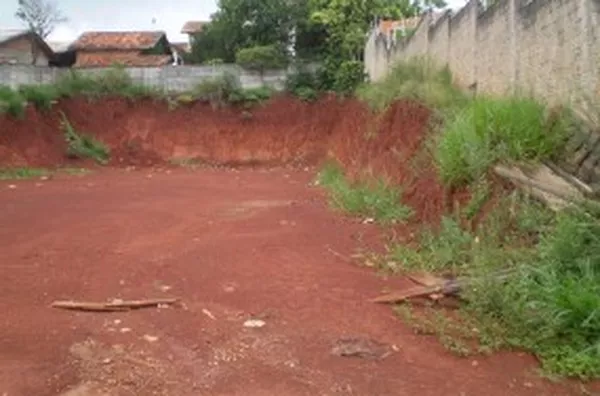 Lote urbano sem benfeitorias, medindo 813,85 m².