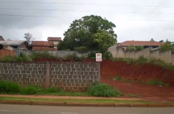 Lote urbano sem benfeitorias, medindo 813,85 m².
