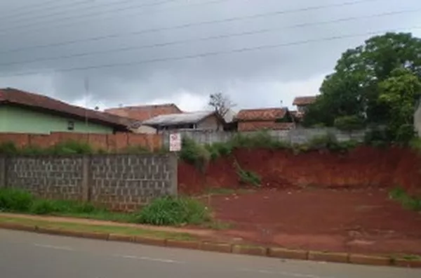 Lote urbano sem benfeitorias, medindo 813,85 m².