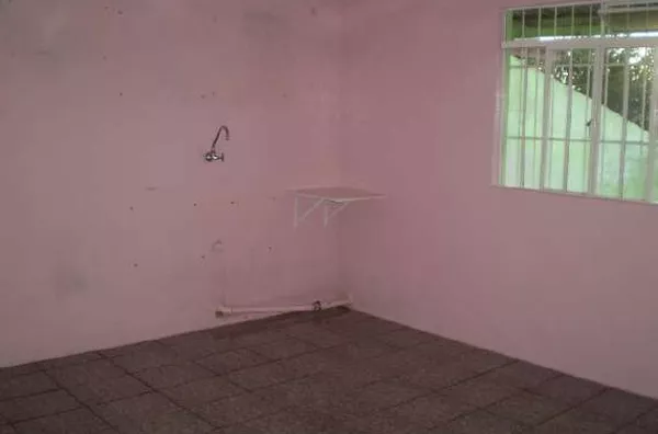 Casa em alvenaria contendo 02 quartos, sala, cozinha, banheiro área de serviço e garagem. - Foto 5
