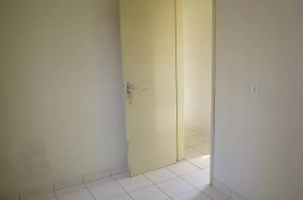 Apartamento em alvenaria, contendo 03 quartos, sala, cozinha c/ azulejo até o teto, wc c/ box em acrilico. (piso em cerâmica). - Foto 4