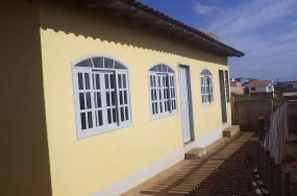 Casa em alvenaria piso em ceramica, cozinha azulejada até a metade, 01 quarto, sala, wc, lavanderia e entrada p/ carro. - Foto 1