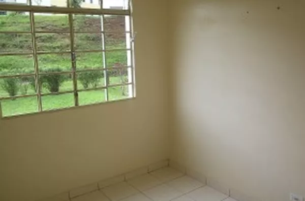 Apartamento em alvenaria, contendo 03 quartos, sala, cozinha c/ azulejo até o teto, wc c/ box em acrilico. (piso em cerâmica). - Foto 5