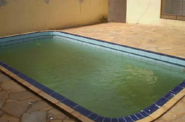 Casa contendo 3 quartos, sala de visita, sala de jantar, cozinha, banheiro, varanda, garagem, churrasqueira, piscina e uma  edícula com um quarto, banheiro e área de serviços. - Foto 1
