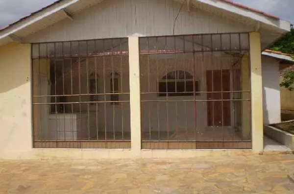 Casa contendo 3 quartos, sala de visita, sala de jantar, cozinha, banheiro, varanda, garagem, churrasqueira, piscina e uma  edícula com um quarto, banheiro e área de serviços. - Foto 2