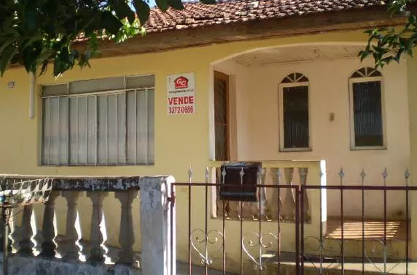 Casa em alvenaria contendo 3 quartos, sala, copa, cozinha, banheiro, 02 garagens e área de serviço. - Foto 1