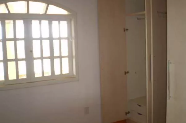 Casa contendo 3 quartos, sala de visita, sala de jantar, cozinha, banheiro, varanda, garagem, churrasqueira, piscina e uma  edícula com um quarto, banheiro e área de serviços. - Foto 5