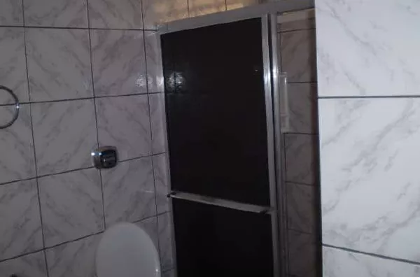 Casa contendo 3 quartos, sala de visita, sala de jantar, cozinha, banheiro, varanda, garagem, churrasqueira, piscina e uma  edícula com um quarto, banheiro e área de serviços. - Foto 6