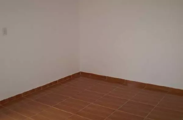 Casa contendo 3 quartos, sala de visita, sala de jantar, cozinha, banheiro, varanda, garagem, churrasqueira, piscina e uma  edícula com um quarto, banheiro e área de serviços. - Foto 3