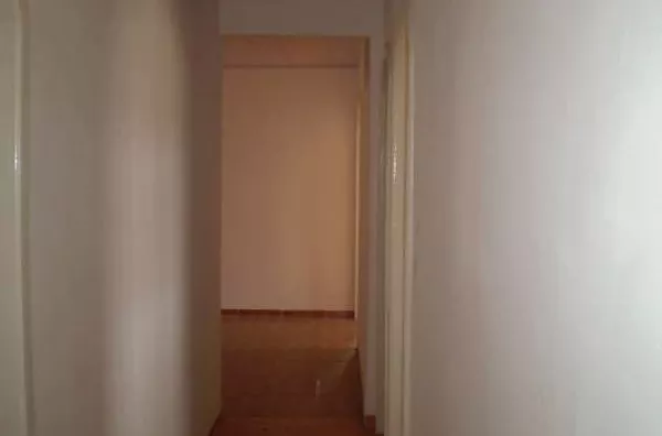 Casa contendo 3 quartos, sala de visita, sala de jantar, cozinha, banheiro, varanda, garagem, churrasqueira, piscina e uma  edícula com um quarto, banheiro e área de serviços. - Foto 4