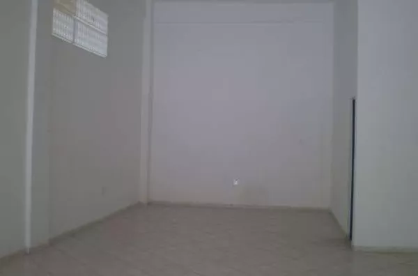 Sala comercial em alvenaria, com portas de aço, contendo 03 wcs, totalizando 100 m² - Foto 1