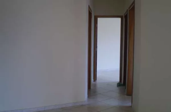 Apartamento contendo 03 quartos, sala, cozinha, wc, área de serviço, varanda e garagem p/ 01 carro. - Foto 5