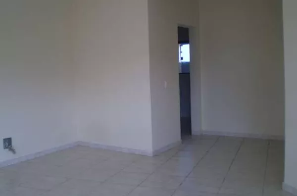 Apartamento contendo 03 quartos, sala, cozinha, wc e área de serviço. - Foto 1