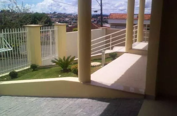 Casa em alvenaria contendo 02 quartos, 01 suíte com sacada, armários planejados e wc com hidromassagem, wc social, hall de entrada, sala ampla, cozinha com armários, fogão e coifa embutidos, copa, área de serviço, área de churrasqueira com wc, quintal amp - Foto 3