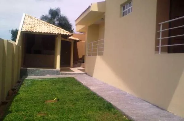 Casa em alvenaria contendo 02 quartos, 01 suíte com sacada, armários planejados e wc com hidromassagem, wc social, hall de entrada, sala ampla, cozinha com armários, fogão e coifa embutidos, copa, área de serviço, área de churrasqueira com wc, quintal amp - Foto 4