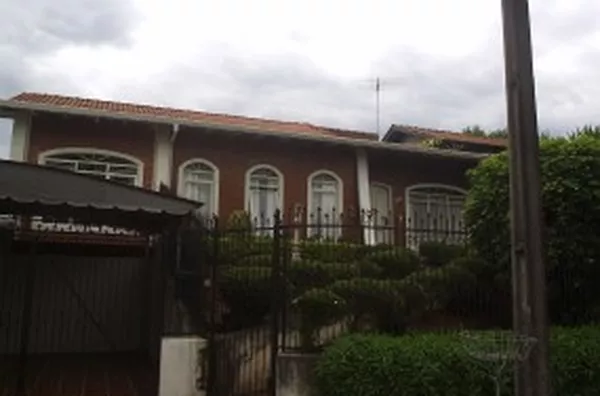 Casa em alvenaria (Mobilia-Parcial), contendo 03 quartos, 01 suíte, 02 wcs sociais, 03 salas, copa, cozinha, edícula c/ quarto de despejo, churrasqueira, escritório, lavanderia, garagem p/ 02 carros e jardim de inverno. - Foto 1