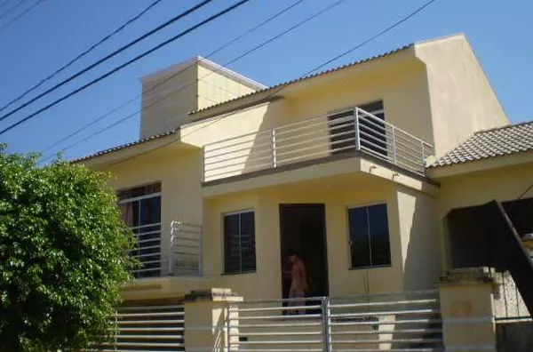 Sobrado contendo sala de estar, sala de tv, copa, 03 quartos, 01 suite com hidromassagem, 02 wcs, lavanderia, 02 garagens, 01 escritório com lavabo e despensa. - Foto 1