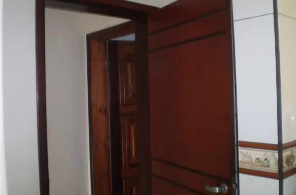 Sobrado contendo sala de estar, sala de tv, copa, 03 quartos, 01 suite com hidromassagem, 02 wcs, lavanderia, 02 garagens, 01 escritório com lavabo e despensa. - Foto 6