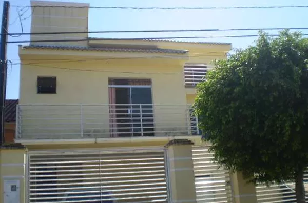 Sobrado contendo sala de estar, sala de tv, copa, 03 quartos, 01 suite com hidromassagem, 02 wcs, lavanderia, 02 garagens, 01 escritório com lavabo e despensa. - Foto 3