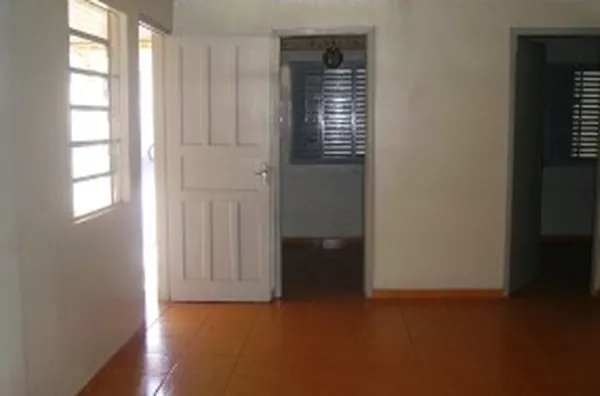 Casa em alvenaria, contendo 03 quartos,  01 suíte, wc social, sala, cozinha c/ móveis planejado, edícula c/ 02 quartos, cozinha, lavanderia, churrasqueira, garagem p/ 04 carros.Piso e calçadas em cerâmica. - Foto 2