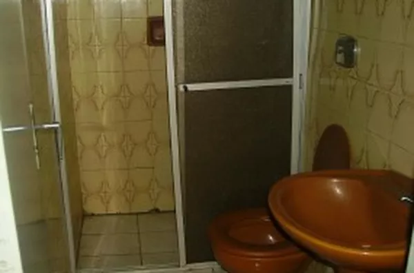 Casa em alvenaria, contendo 03 quartos,  01 suíte, wc social, sala, cozinha c/ móveis planejado, edícula c/ 02 quartos, cozinha, lavanderia, churrasqueira, garagem p/ 04 carros.Piso e calçadas em cerâmica. - Foto 4