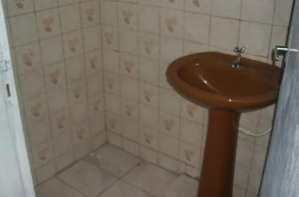 Casa em alvenaria, contendo 03 quartos,  01 suíte, wc social, sala, cozinha c/ móveis planejado, edícula c/ 02 quartos, cozinha, lavanderia, churrasqueira, garagem p/ 04 carros.Piso e calçadas em cerâmica. - Foto 5