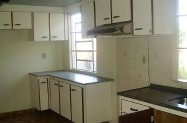 Casa em alvenaria, contendo 03 quartos,  01 suíte, wc social, sala, cozinha c/ móveis planejado, edícula c/ 02 quartos, cozinha, lavanderia, churrasqueira, garagem p/ 04 carros.Piso e calçadas em cerâmica. - Foto 6