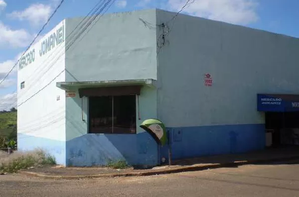 Salão comercial medindo aproximadamente 200,00 m2 com wc. - Foto 1