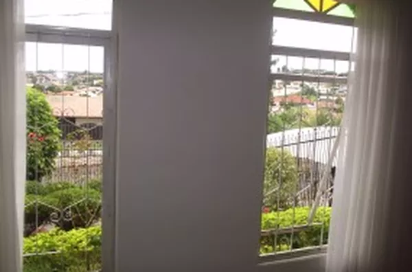 Casa em alvenaria (Mobilia-Parcial), contendo 03 quartos, 01 suíte, 02 wcs sociais, 03 salas, copa, cozinha, edícula c/ quarto de despejo, churrasqueira, escritório, lavanderia, garagem p/ 02 carros e jardim de inverno. - Foto 3