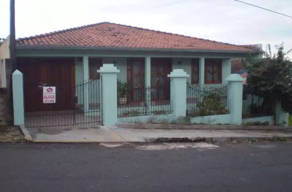 Casa em alvenaria contendo 04 quartos, 02 salas, copa, cozinha com armários planejados, 01 banheiro social, área de serviço, quarto de despejo, área de churrasqueira com 01 banheiro e mais 01 quarto, garagem e 01 sala;  MOBILIADA. - Foto 1
