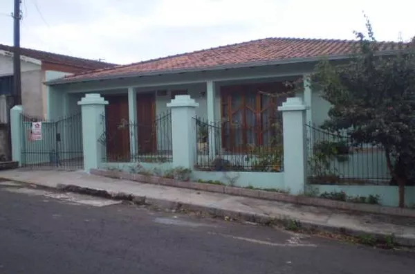 Casa em alvenaria contendo 04 quartos, 02 salas, copa, cozinha com armários planejados, 01 banheiro social, área de serviço, quarto de despejo, área de churrasqueira com 01 banheiro e mais 01 quarto, garagem e 01 sala;  MOBILIADA. - Foto 3