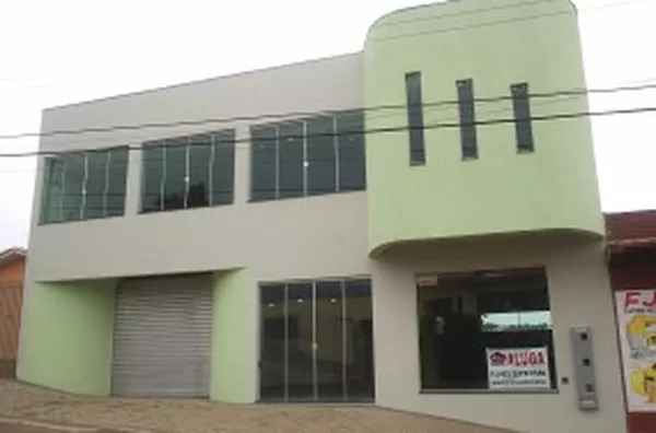 Sala comercial com 02 ambientes, sendo: 1º. piso uma sala com +/- 90,00m² e um wc; Um subsolo com +/- 35,00 m² e um wc; Um estacionamento na parte dos fundos, compartilhado. - Foto 1