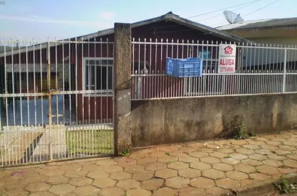 Casa em madeira contendo 02 quartos, sala cozinha, wc, garagem, edícula c/ quarto de despejo, lavanderia. - Foto 1