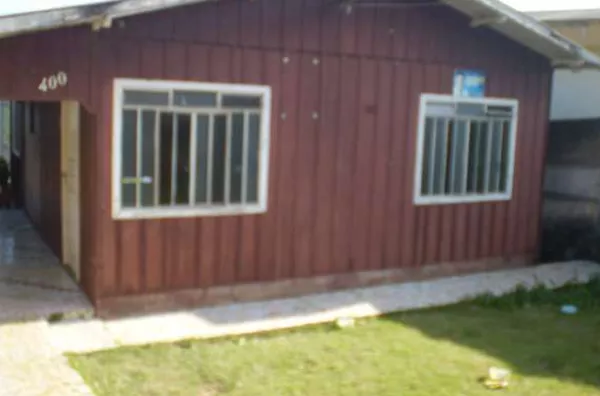 Casa em madeira contendo 02 quartos, sala cozinha, wc, garagem, edícula c/ quarto de despejo, lavanderia. - Foto 4