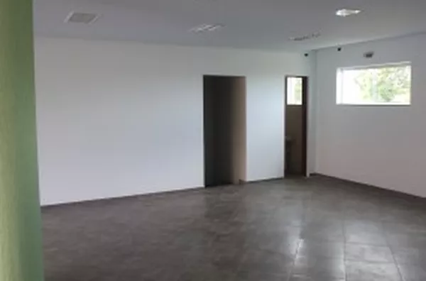 Sala comercial com 02 ambientes, sendo: 1º. piso uma sala com +/- 90,00m² e um wc; Um subsolo com +/- 35,00 m² e um wc; Um estacionamento na parte dos fundos, compartilhado. - Foto 3