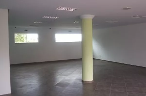 Sala comercial com 02 ambientes, sendo: 1º. piso uma sala com +/- 90,00m² e um wc; Um subsolo com +/- 35,00 m² e um wc; Um estacionamento na parte dos fundos, compartilhado. - Foto 4