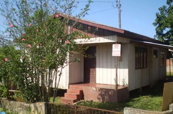 Casa de madeira contendo 03 quartos, sala, cozinha, wc e garagem. - Foto 1