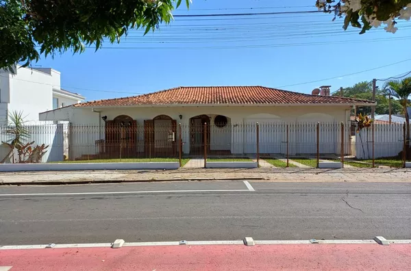 Casa residencial em alvenaria contendo 03 quartos, 01 suíte, sala de visita, sala de jantar, sala de Tv; copa, cozinha, 02 banheiros, lavabo,lavanderia, área da churrasqueira, garagem p/ 02 carros, quarto de despejo, varanda e canil.  TOTALMENTE MOBILIADA - Foto 1