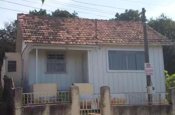 Casa em madeira, contedno 03 quartos, sala, copa, cozinha, wc, área de serviço c/ churrasqueira, garagem fechada. - Foto 2