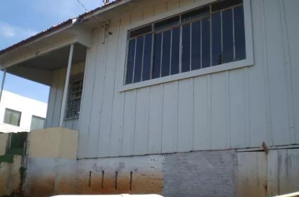 Casa em madeira, contedno 03 quartos, sala, copa, cozinha, wc, área de serviço c/ churrasqueira, garagem fechada. - Foto 4